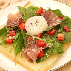 「生ハムとサラダほうれん草のピザ」のレシピ動画