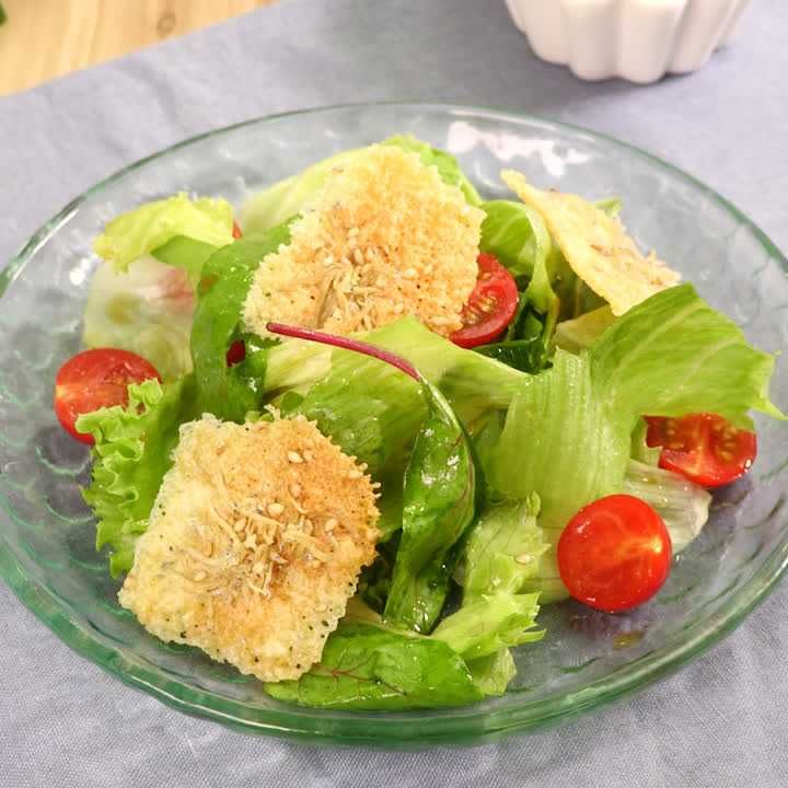 しらすチーズせんべいのサラダ