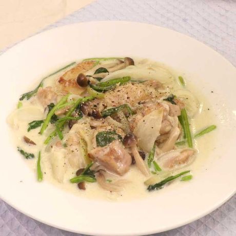 美味しくて栄養満点 鶏もも肉とほうれん草のクリーム煮のレシピ動画 作り方 Delish Kitchen