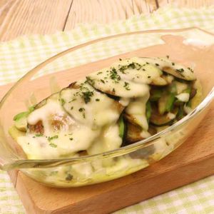 ズッキーニとアボカドのカレーチーズ焼き