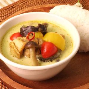 「チキンタイカレー」のレシピ動画