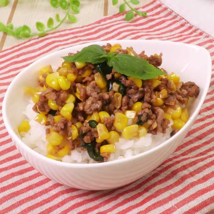 とうもろこしのひき肉バジル丼