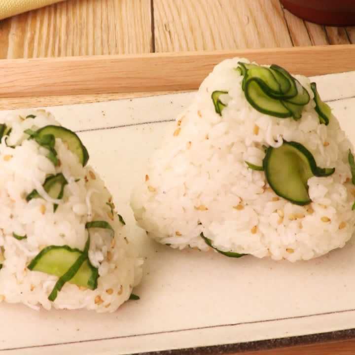 ごま油香る 塩もみきゅうりと薬味入りおむすびのレシピ動画 作り方 Delish Kitchen ごま油香る 塩もみきゅうりと薬味入りおむすびのレシピ動画 作り方 Delish Kitchen