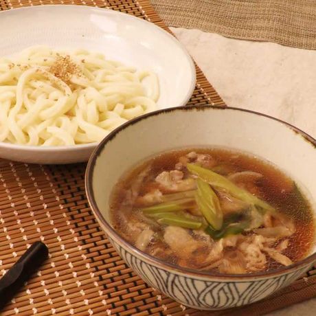満腹ボリューミー 豚バラ肉とネギのつけうどんのレシピ動画 作り方 Delish Kitchen