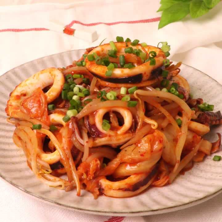 ピリッと辛い！ イカキムチ炒めのレシピ動画・作り方 DELISH KITCHEN