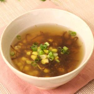 「とうもろこしともずくのスープ」のレシピ動画