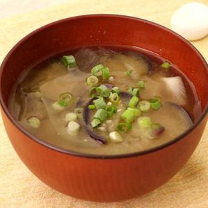 なすと玉ねぎのみそ汁