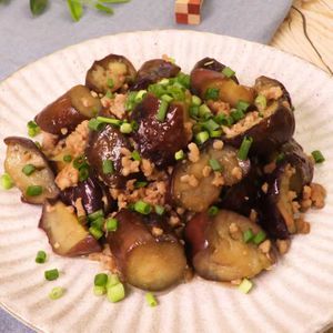 「なすとひき肉の甘辛炒め」のレシピ動画