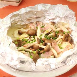 「しめじとじゃがバターのホイル焼き」のレシピ動画