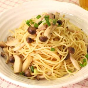 「きのことベーコンの和風パスタ」のレシピ動画