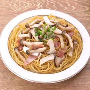 「きのことベーコンの和風パスタ」のレシピ動画