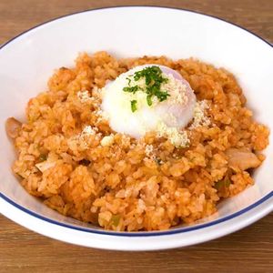「炊き込みチキンライス」のレシピ動画