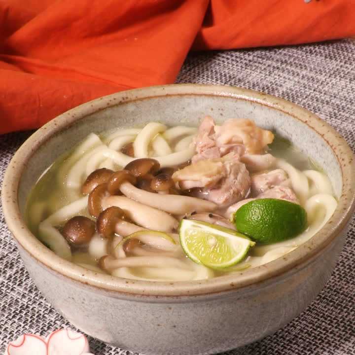 香りが引き立つ塩味 すだちの鶏塩うどんのレシピ動画 作り方 Delish Kitchen