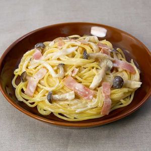 「しめじとベーコンの白みそクリームパスタ」のレシピ動画
