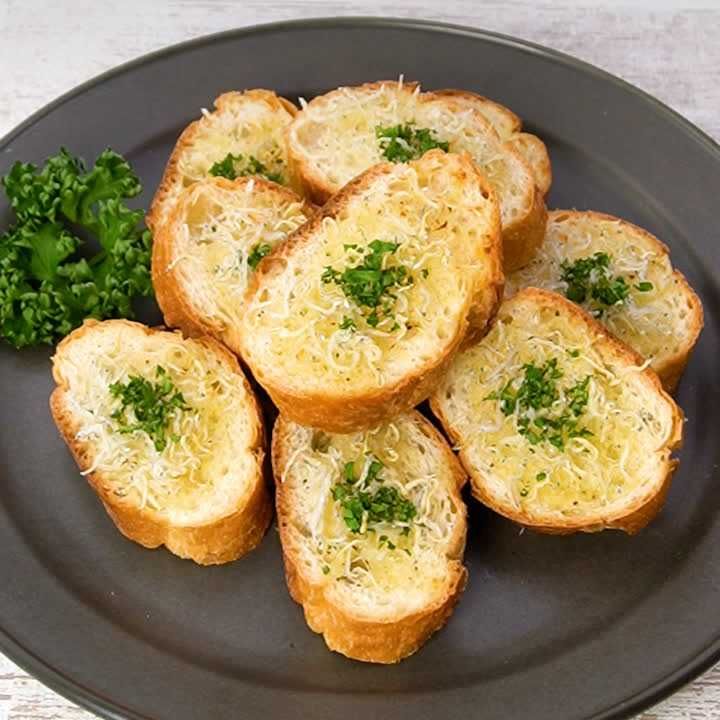 おつまみにもおすすめ！ガーリックトーストのおすすめレシピ5選