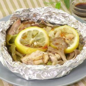 「鶏肉ときのこのレモンバター蒸し」のレシピ動画