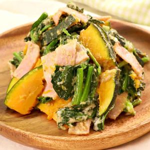 「ほうれん草とベーコンとかぼちゃのごまマヨあえ」のレシピ動画