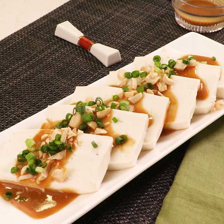 豆腐の甘辛ピーナッツソースかけ