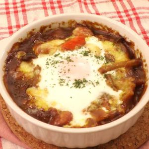 「カレーマカロニグラタン」のレシピ動画