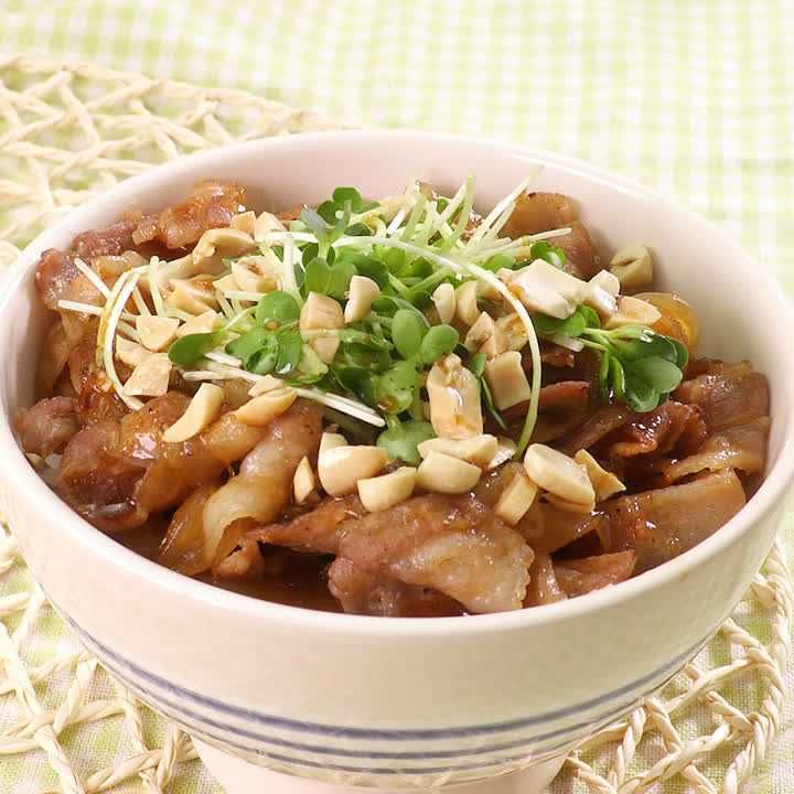 豚肉の甘辛ピーナッツ丼