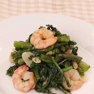「春菊とエビのガーリックソテー」のレシピ動画