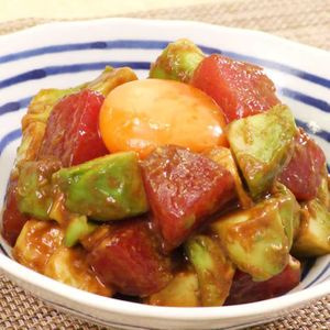 「アボカドとマグロのユッケ」のレシピ動画