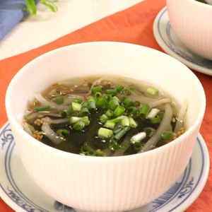 「もやしとわかめの中華スープ」のレシピ動画