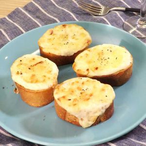 「ホワイトソースのガーリックトースト」のレシピ動画