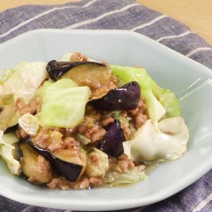「キャベツとなすの肉味噌炒め」のレシピ動画