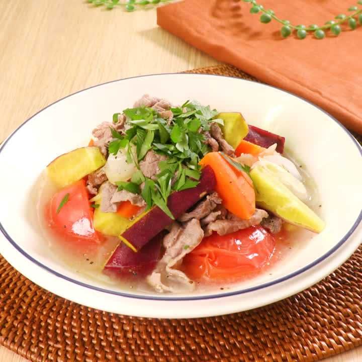 素材の旨みギュギュッと！ 揚げサツマイモと牛野菜の煮物のレシピ動画