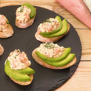 「アボカドとサーモンのタルタルカナッペ」のレシピ動画