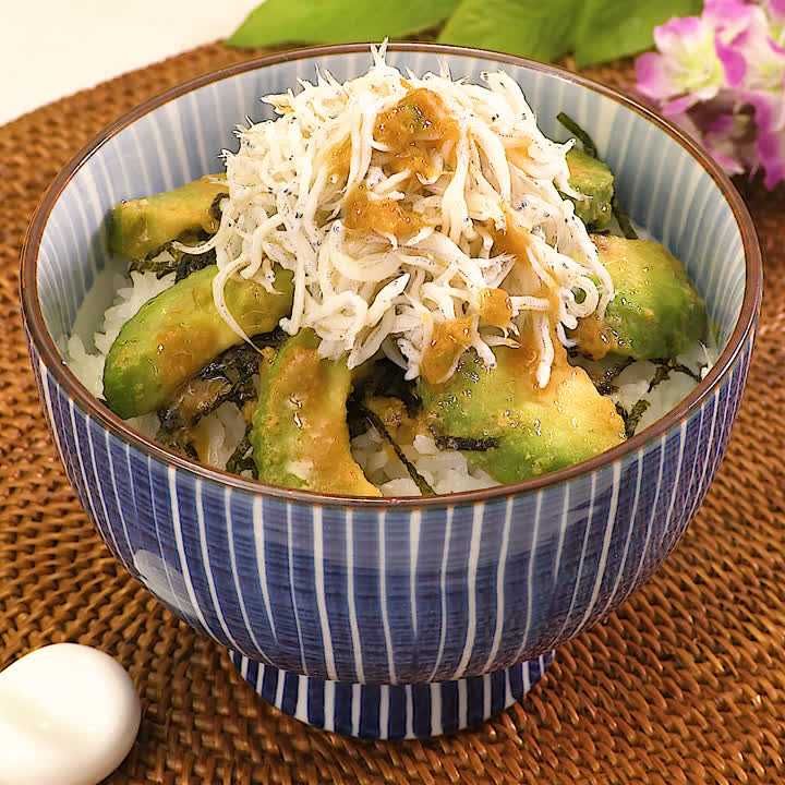しらすとアボカドのわさび醤油丼