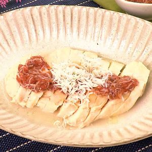 「蒸し鶏の梅しらすソースがけ」のレシピ動画
