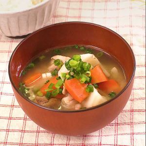 「鶏と根菜のみそ汁」のレシピ動画