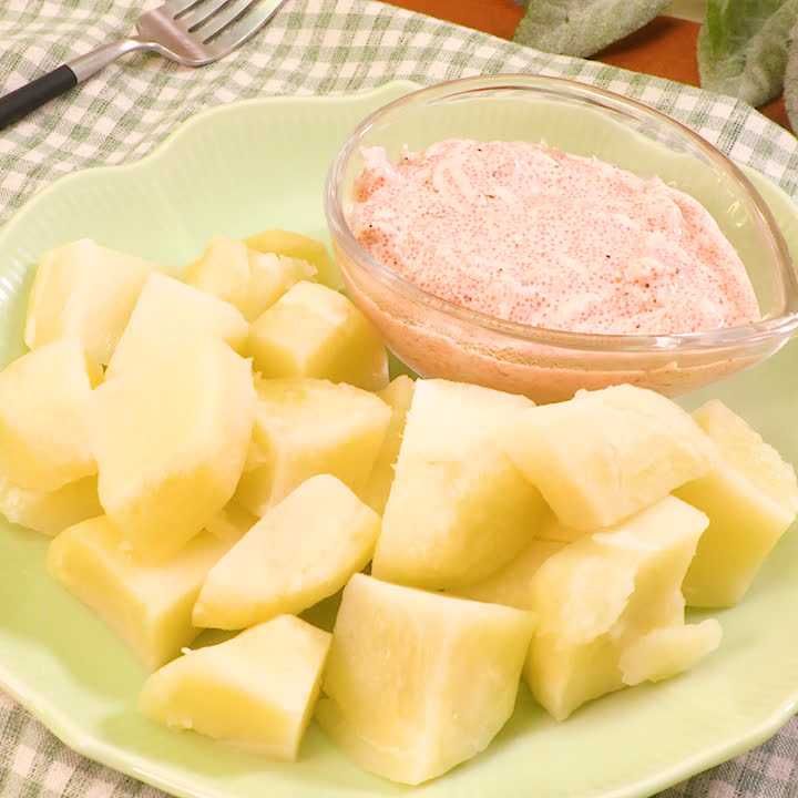 蒸しじゃがのしらす明太ソースがけ