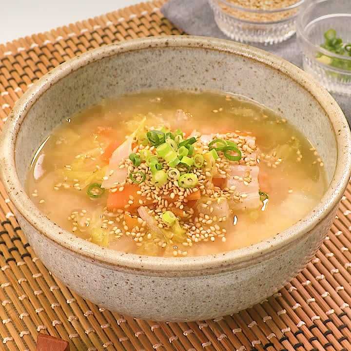 まろやかな味わい♪ にんじんの胡麻味噌スープのレシピ動画・作り方 