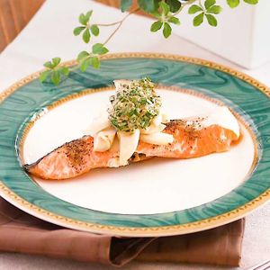 「ニラと鮭のごまだれ」のレシピ動画