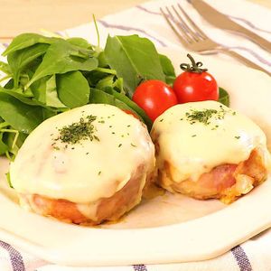 ベーコンくるくるハンバーグ