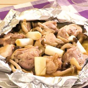 「ねぎと鶏肉のガリバタホイル焼き」のレシピ動画