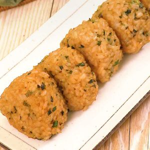 「ニラのピリ辛焼きおにぎり」のレシピ動画