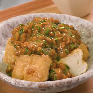 「カリカリ厚揚げのニラ納豆がけ」のレシピ動画