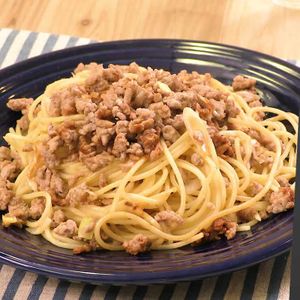 「ねぎとひき肉のパスタ 焦がしバターしょうゆ」のレシピ動画