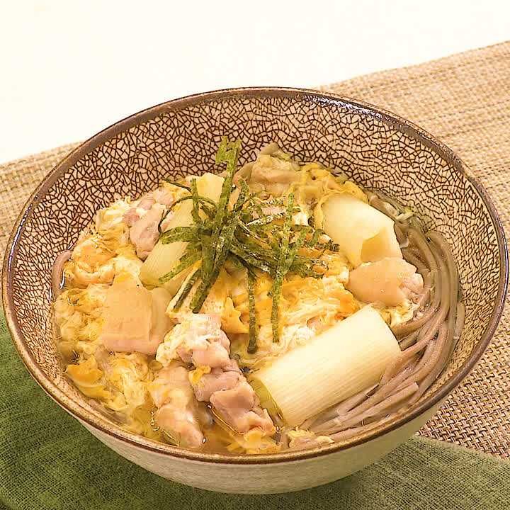 ふわふわ感がやさしい♪ 親子とじ蕎麦のレシピ動画・作り方 | デリッシュキッチン