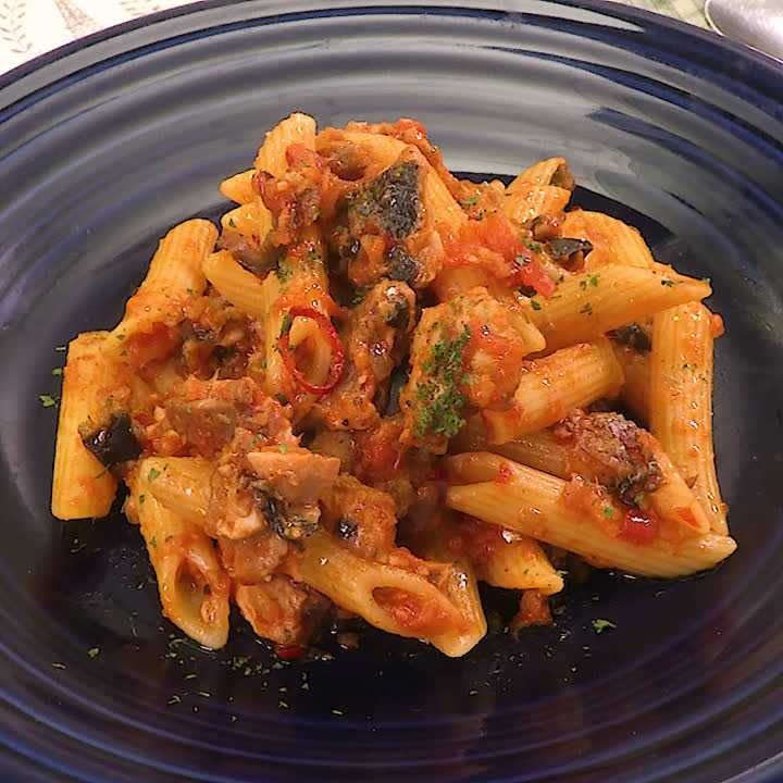 サンマとトマトのピリ辛ショートパスタ