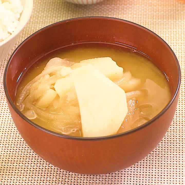 じゃがいもと玉ねぎのみそ汁