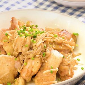 「えのきと鶏肉のバターしょうゆ炒め」のレシピ動画
