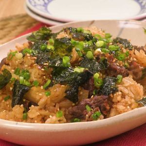 「牛肉とキムチの炊き込みご飯」のレシピ動画