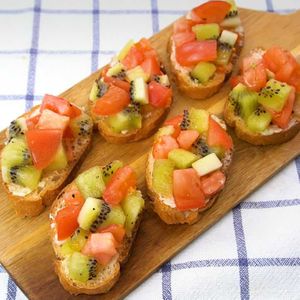 「キウイとトマトのブルスケッタ」のレシピ動画