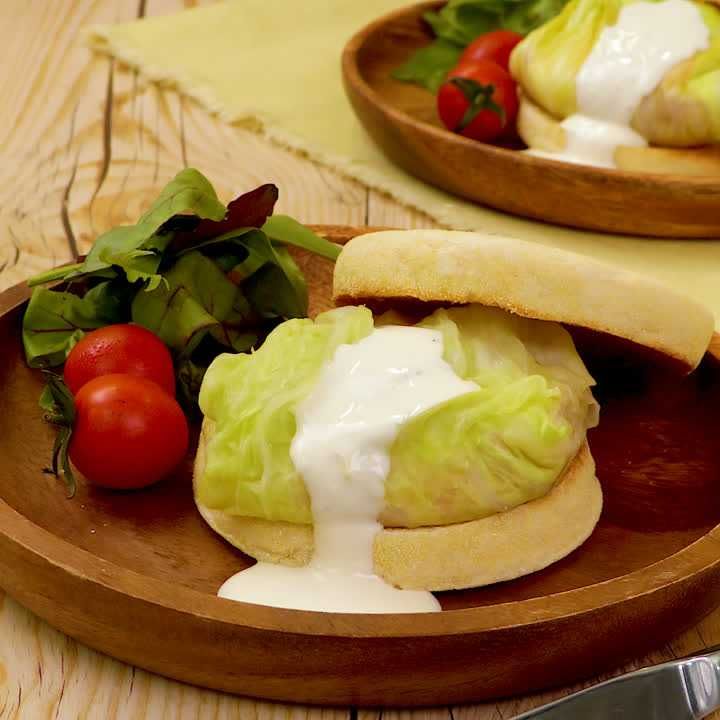 おしゃれな朝食に キャベたまベネディクトのレシピ動画 作り方 Delish Kitchen