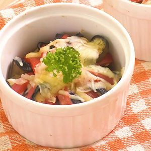 「なすとトマトのチーズ焼き」のレシピ動画